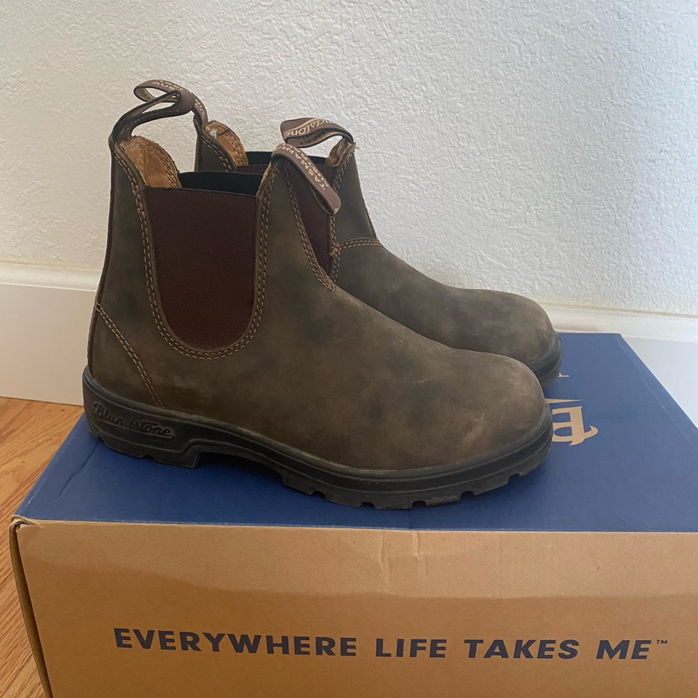 Blundstone boots like new with box and inner soles